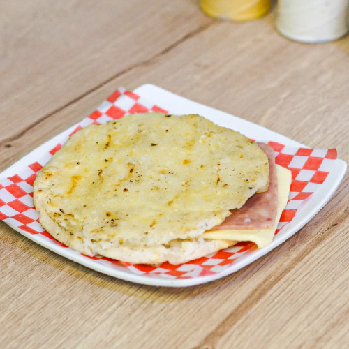 Arepa con jamón y queso - Chori La Carbonera