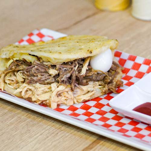 Arepa rellena mixta - Chori La Carbonera