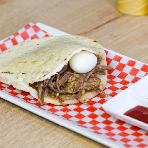 Arepa rellena de carne - Chori La Carbonera