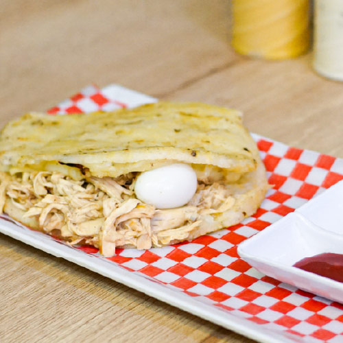 Arepa rellena de pollo - Chori La Carbonera