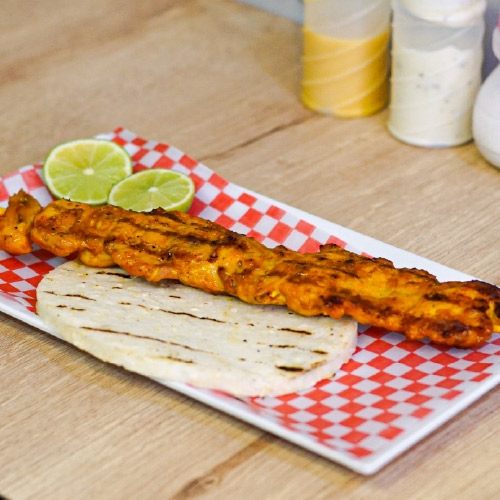 Pincho de pollo con arepa - Chori La Carbonera